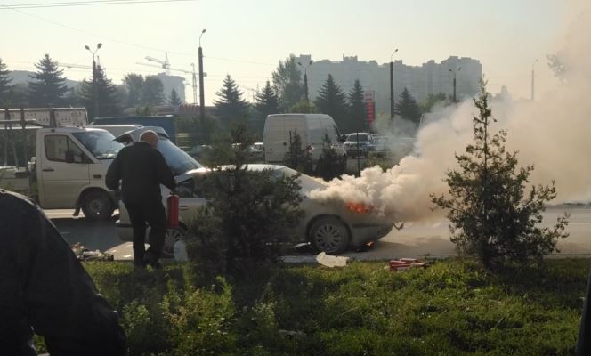 У Франківську під час руху загорівся легковик ВІДЕО