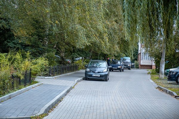 Івано-Франківськ: у дворах на вулиці Симоненка завершують капітальний ремонт ФОТО