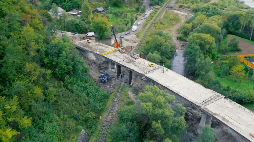 Дорожники активно ремонтують міст у Делятині ВІДЕО