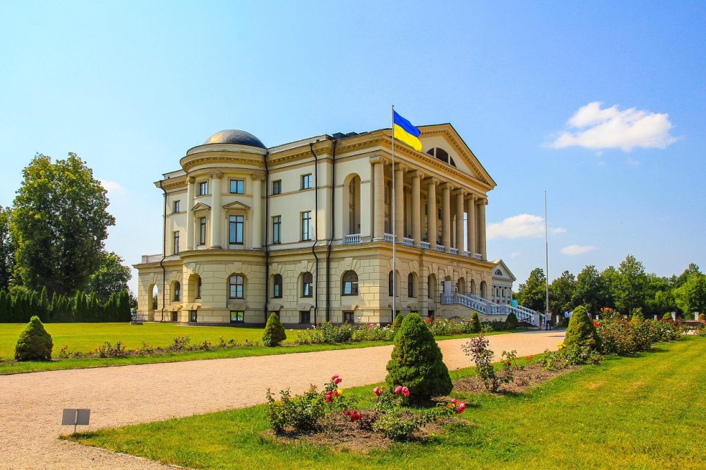 Палаци, делікатеси та мальовничі Карпати: кращі ідеї для подорожей Україною на довгі вихідні ФОТО
