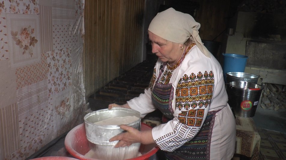 Прикарпатка 26 років пече традиційний гуцульський хліб ФОТО та ВІДЕО