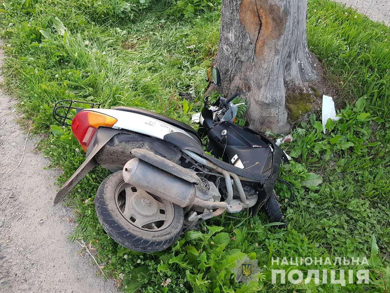 На Прикарпатті водій скутера з пасажиркою злетів у кювет: є травмовані