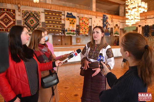 Неймовірної краси гуні та ліжники: у Франківську відкрили персональну виставку яворівської майстрині ФОТО