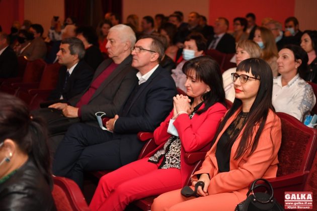 З нагоди професійного свята в Івано-Франківську нагородили освітян ФОТОРЕПОРТАЖ