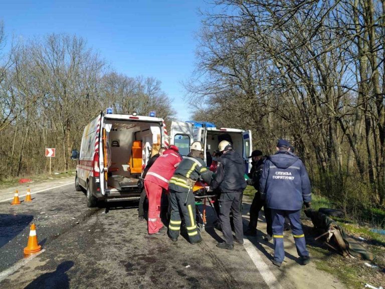 Чергова автотроща на Франківщині: рятувальникам довелось деблокувати постраждалого з авто