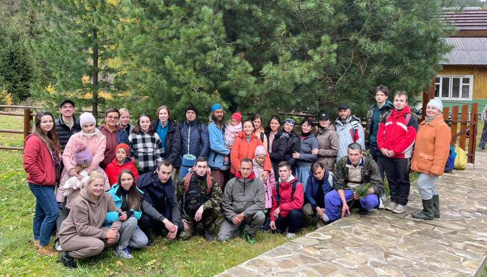 В Карпатах волонтери висадили 2000 саджанців ялиці та сосни ФОТО