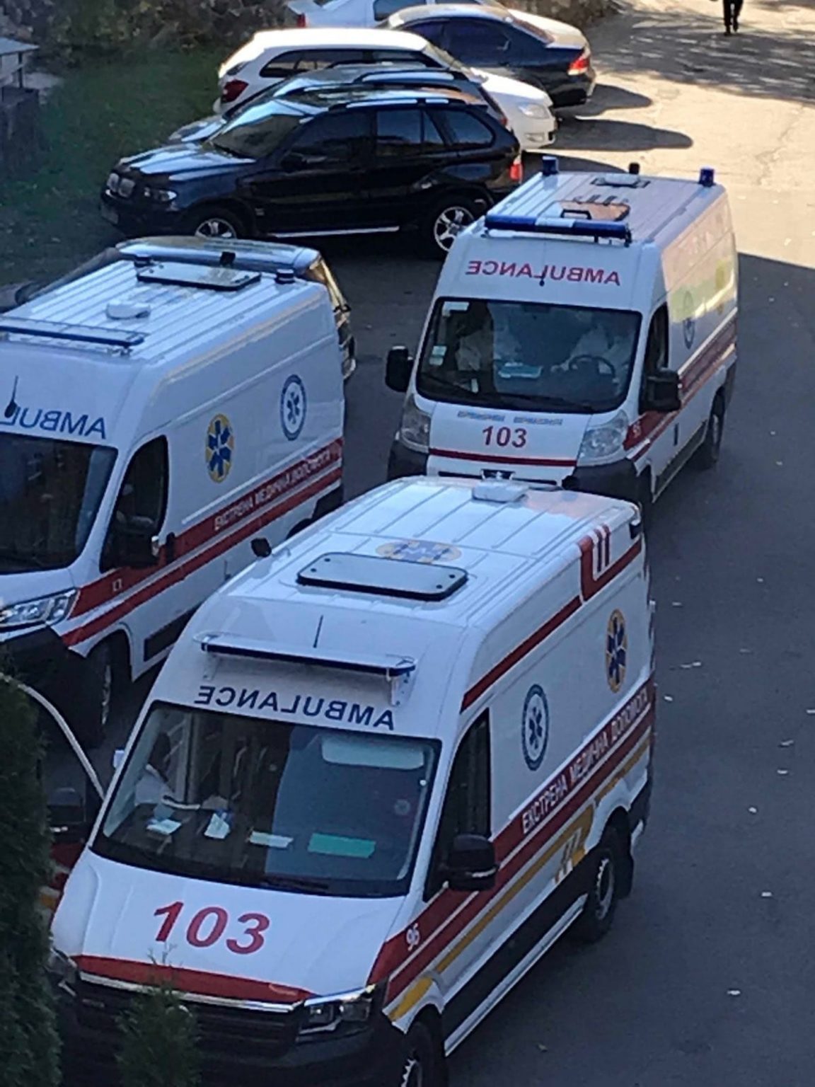 COVID-19 на Калущині: медики ЦРЛ працюють на межі людських можливостей, а під лікарнею — черга "швидких"