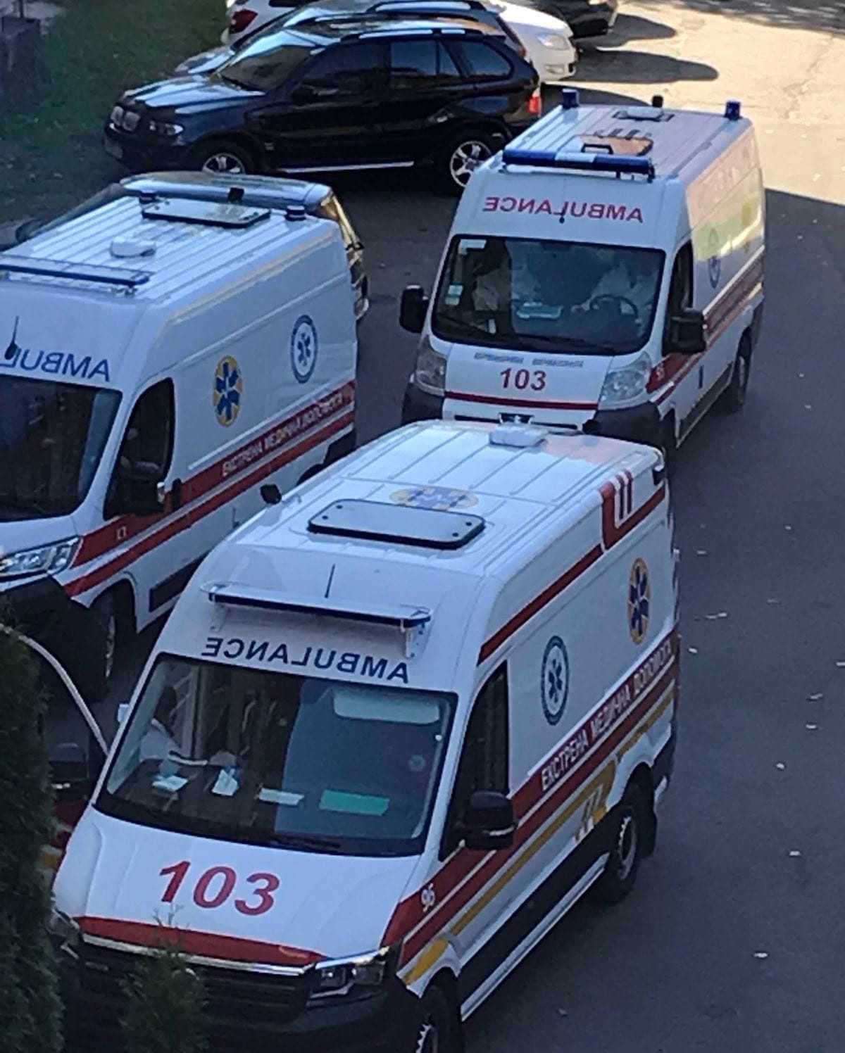 COVID-19 на Калущині: медики ЦРЛ працюють на межі людських можливостей, а під лікарнею — черга "швидких"