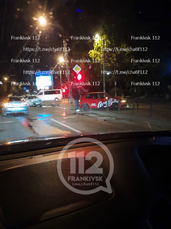 Нічна ДТП в Івано-Франківську: на пустому перехресті зіткнулися два автомобілі ФОТО