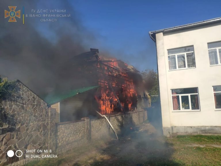 Масштабну пожежу в Отинії гасили майже дві з половиною години - у вогні отримав опіки школяр