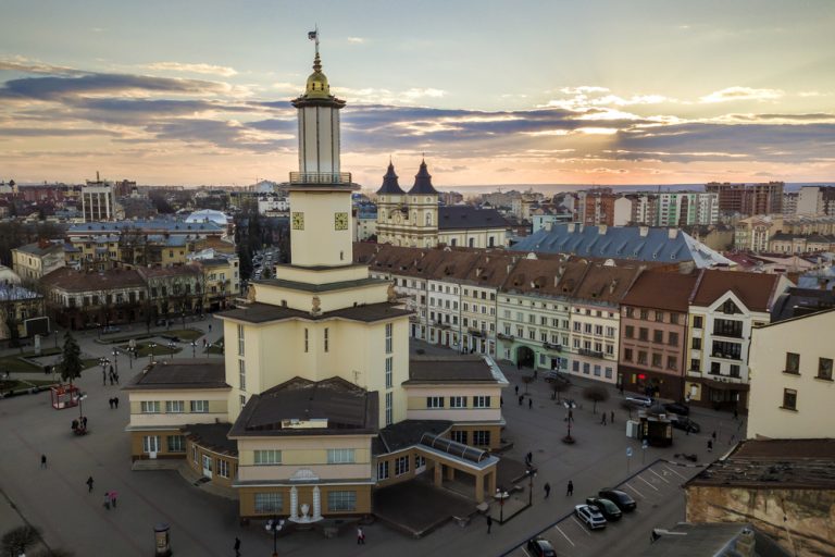 Івано-Франківськ очолює рейтинг найпривабливіших міст України: голосування триває