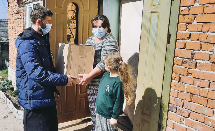 Малозабезпечені родини з Рогатинщини отримали допомогу від УГКЦ ФОТО