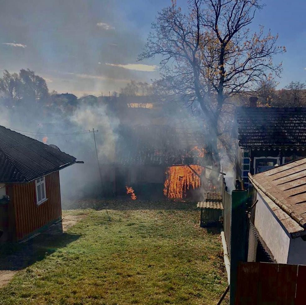 Прикарпатські поліцейські врятували жінку з палаючого будинку ФОТО