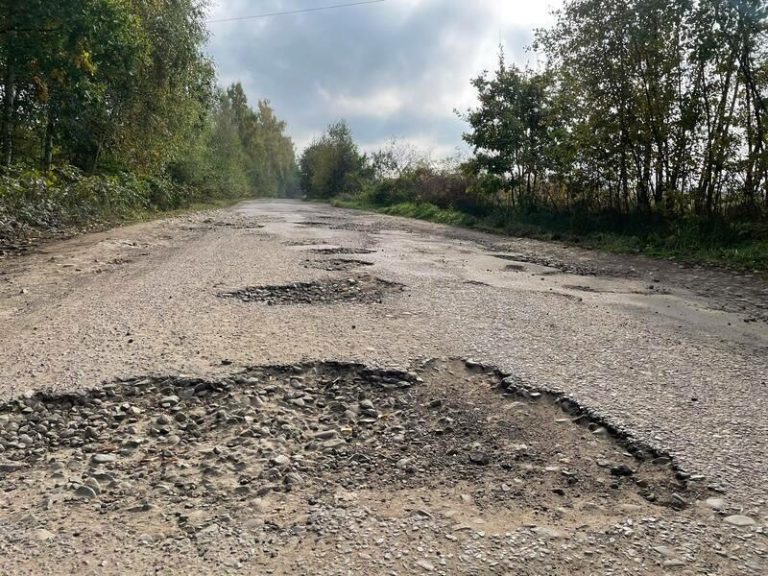 Мешканці прикарпатського села власним коштом ремонтують проблемні автошляхи ВІДЕО