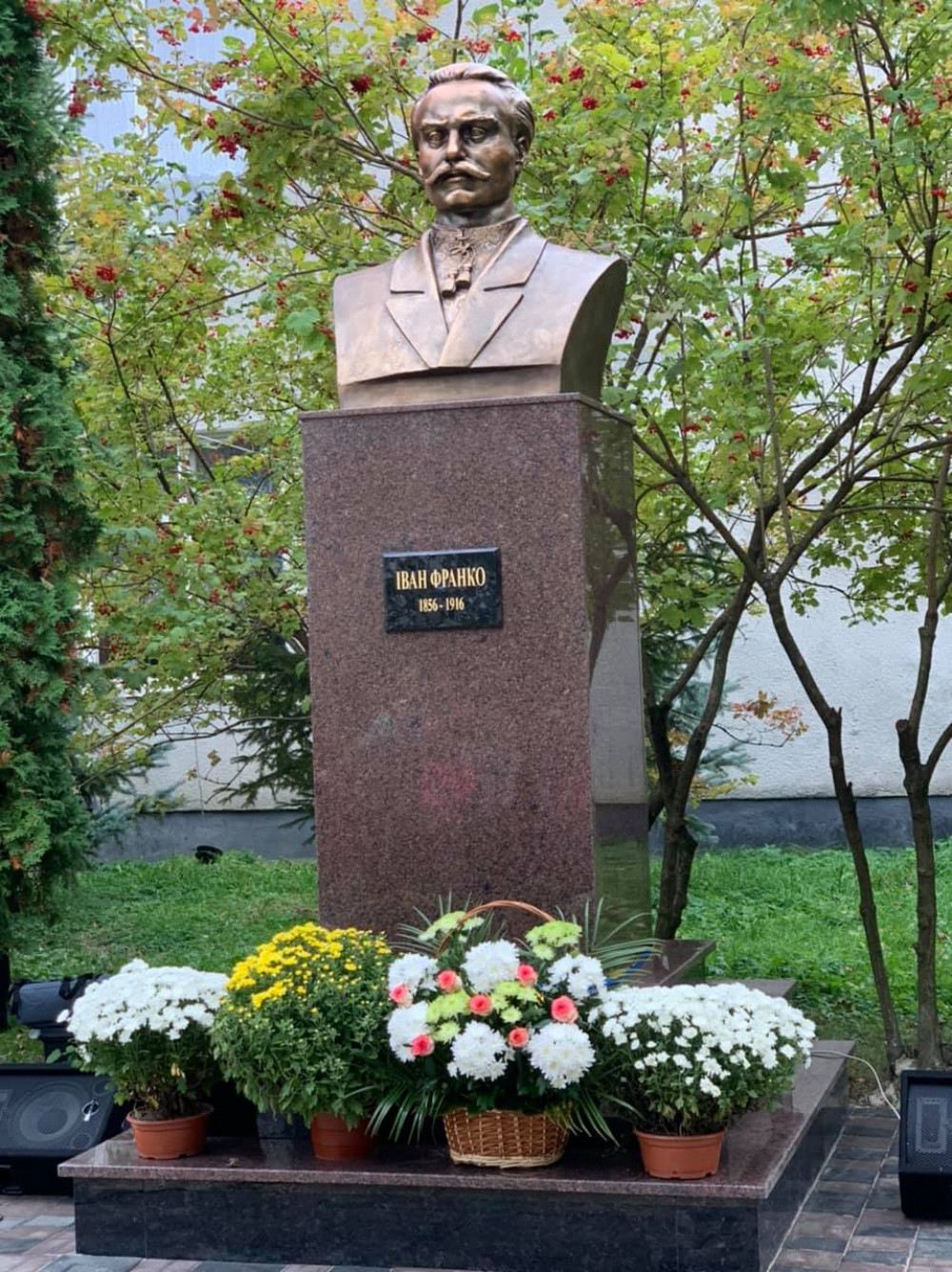 погруддя