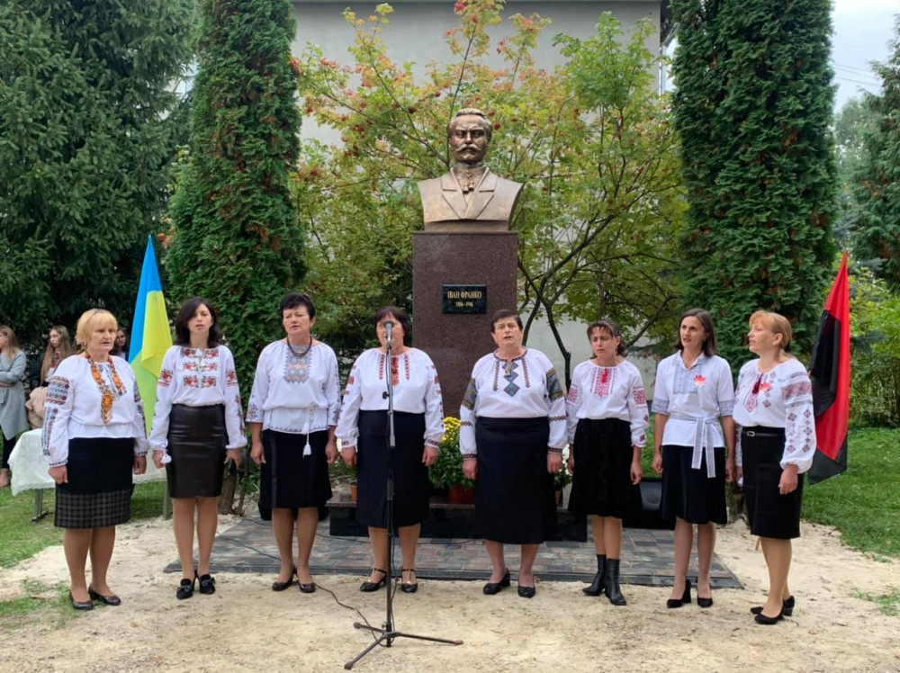 погруддя