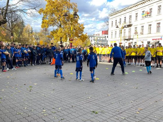 У центрі Франківська юні футболісти демонстрували свої вміння ФОТО
