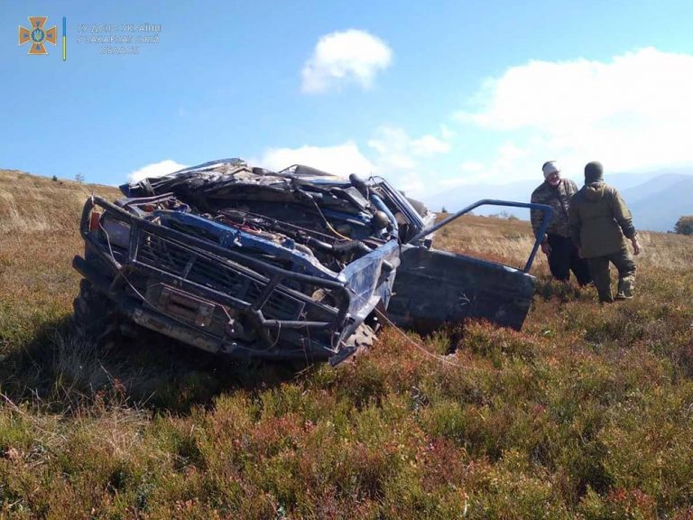 В Карпатах перекинувся джип, а люди які перебували всередині отримали важкі травми ФОТОРЕПОРТАЖ