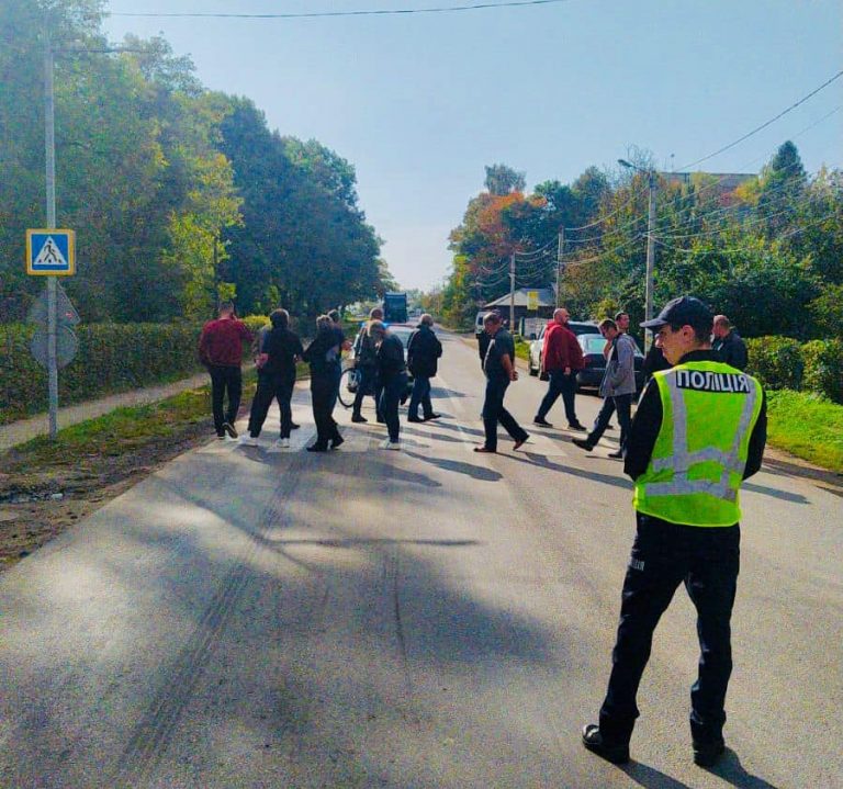 Вимагають ремонт дороги: обурені мешканці Болехова перекрили рух транспорту