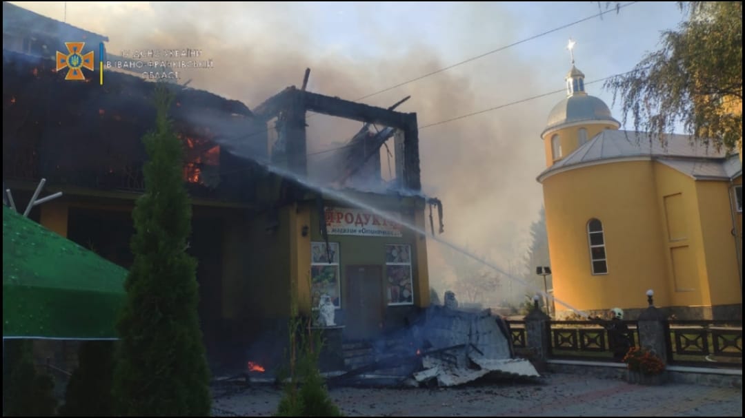 На Прикарпатті трапилася масштабна пожежа торгового приміщення ФОТО