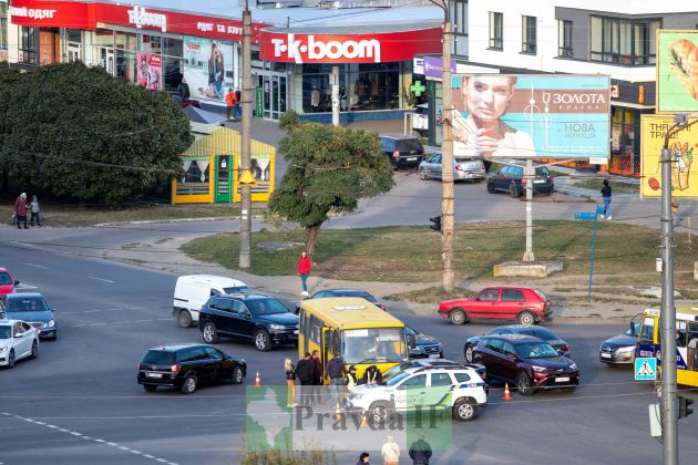 У Франківську на аварійному перехресті зіткнулися автобус та легковик ФОТО