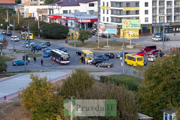 У Франківську на аварійному перехресті зіткнулися автобус та легковик ФОТО