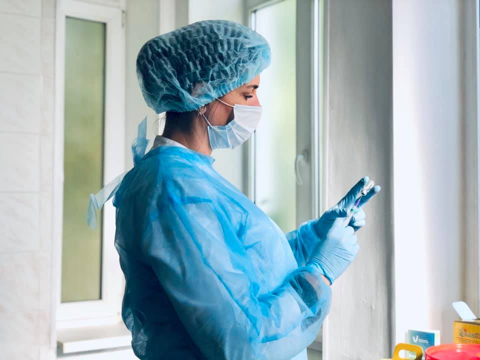 135 захворілих та 2 померлих за минулу добу: статистика COVID-19 на Прикарпатті у розрізі усіх ОТГ