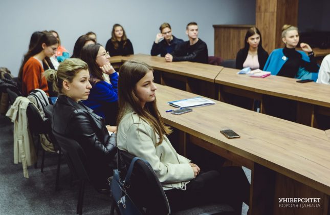 Американець Джон Дюргем провів бінарне заняття з практики перекладу для франківських студентів