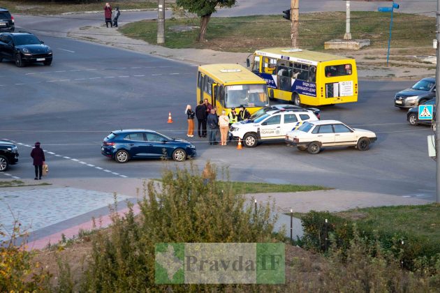 У Франківську на аварійному перехресті зіткнулися автобус та легковик ФОТО