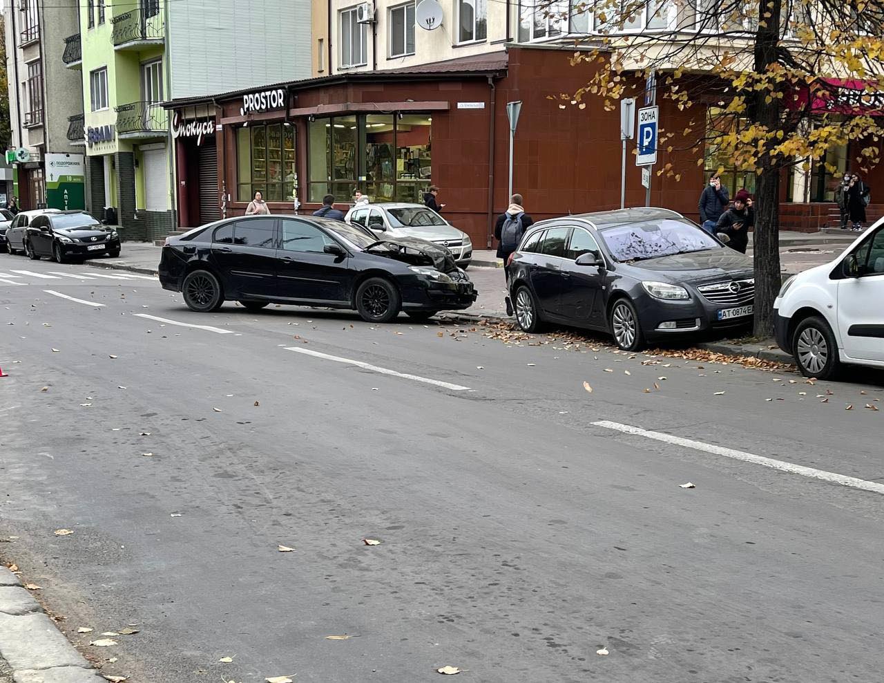 На Коновальця п'яний водій влетів у припарковане авто та пошкодив шлагбаум