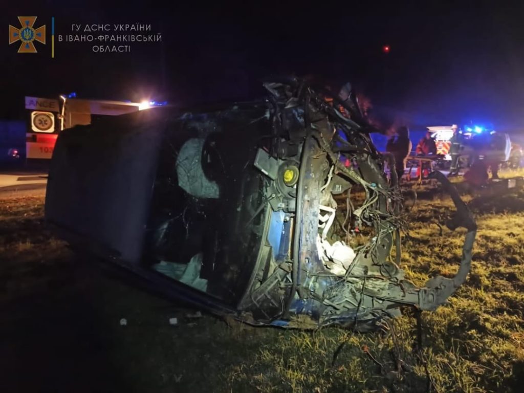 Після "зустрічі" з електроопорою авто перекинулось, водій зазнав травм: з'явились фото карколомної нічної ДТП на Франківщині