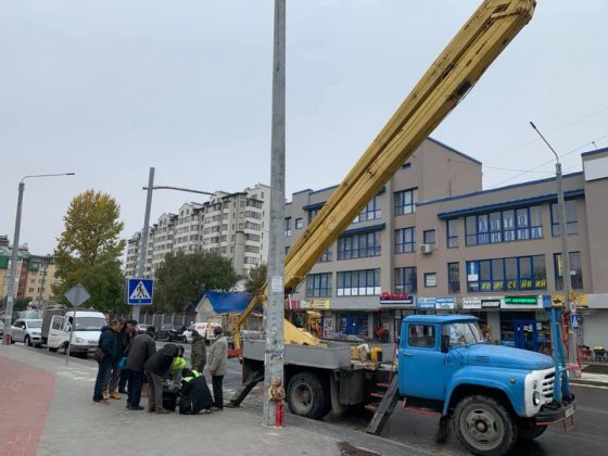 У Франківську на з’єднаних Бульварах розпочали встановлювати світлофор