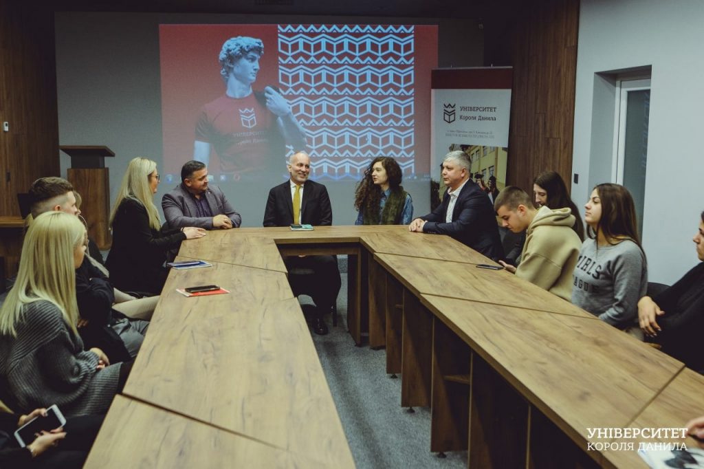 Керівник проєкту «Підприємницький університет» Девід Андерсон провів зустріч із студентами Івано-Франківська ФОТО
