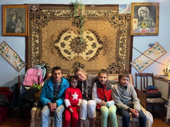 Багатодітна сім'я з Ворохти, якій за день небайдужі зібрали кошти на новий будинок, переїхала ФОТО