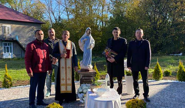 В Рожнятові урочисто освятили статую Божої матері ФОТО