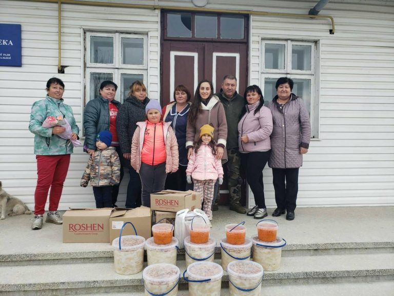 Прикарпатські господині наліпили близько 3,5 тисяч вареників воякам на схід