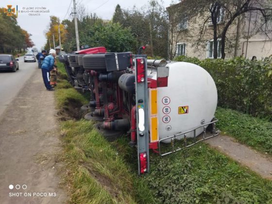 На Франківщині вантажівка зі смолою злетіла з дороги та перекинулась - п'яний водій зазнав травм ФОТО