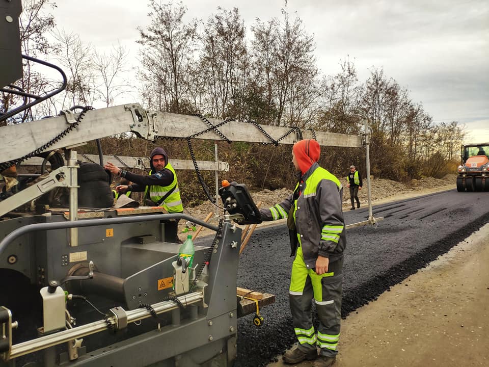 Дорожники активно ремонтують об’їзну в Тисмениці ФОТО