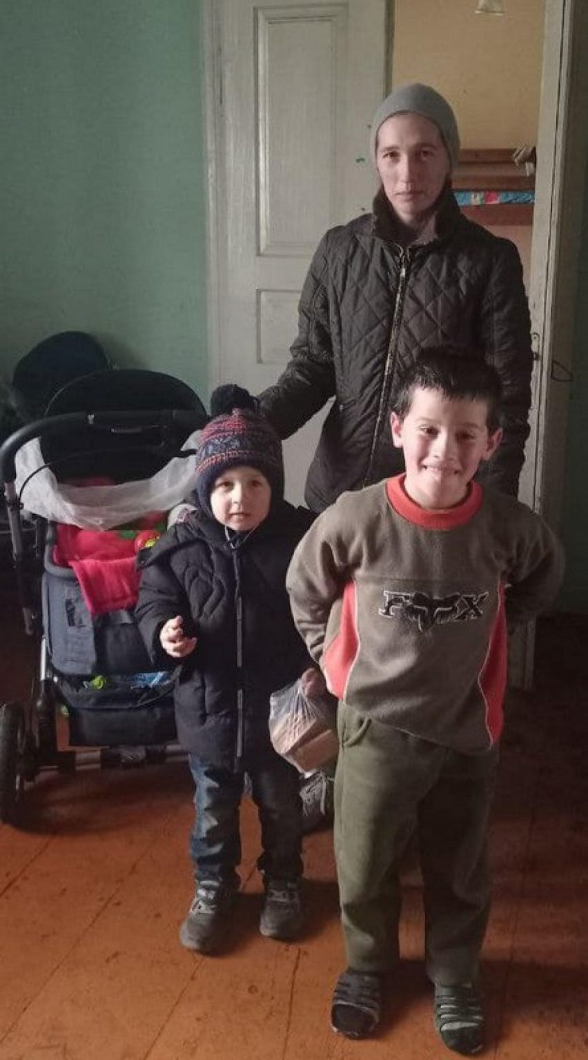 Теплий одяг, постіль, та памперси: на Прикарпатті багатодітна сім'я потребує підтримки небайдужих