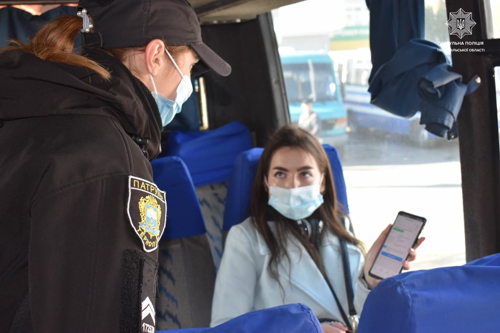 На вокзалах Прикарпаття патрульна поліція буде перевіряти достовірність сертифікатів про вакцинацію громадян ФОТО