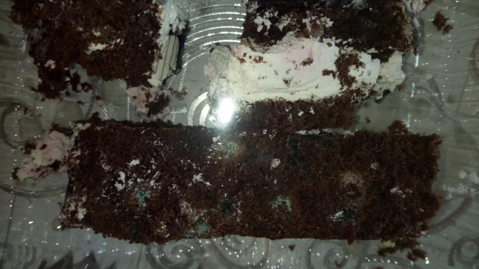 Мешканка Франківська придбала в одному із супермаркетів міста торт з пліснявою ФОТОФАКТ