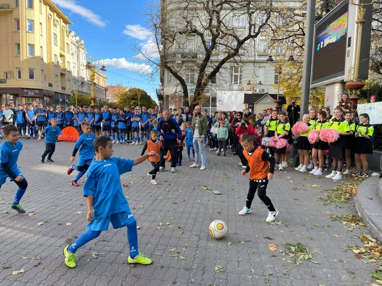 У центрі Франківська юні футболісти демонстрували свої вміння ФОТО