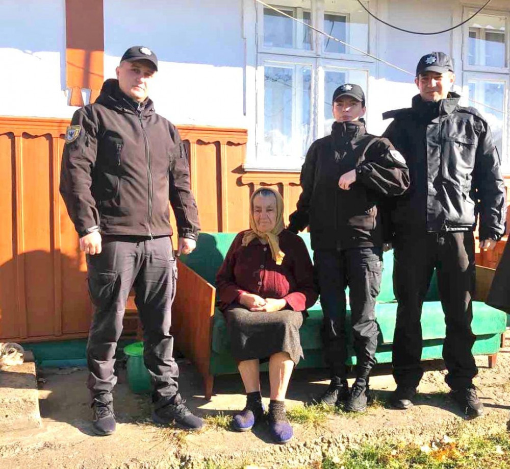 Прикарпатські поліцейські врятували жінку з палаючого будинку ФОТО
