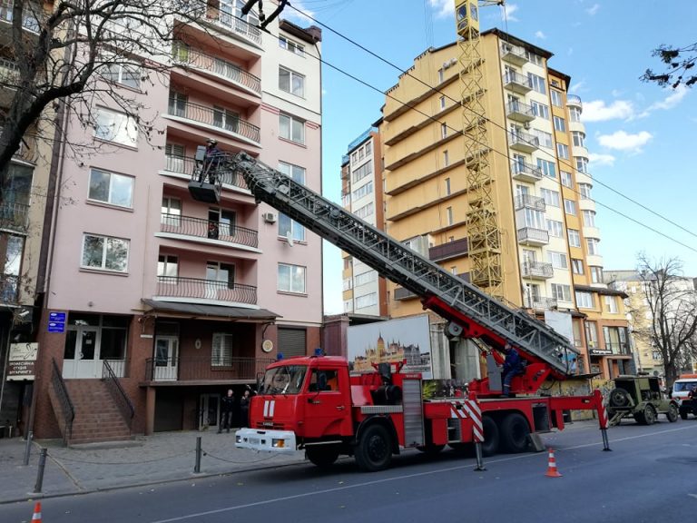 На Гаркуші триває демонтаж старого будівельного крану, але виникли труднощі ФОТО та ВІДЕО