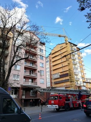 На Гаркуші триває демонтаж старого будівельного крану, але виникли труднощі ФОТО та ВІДЕО