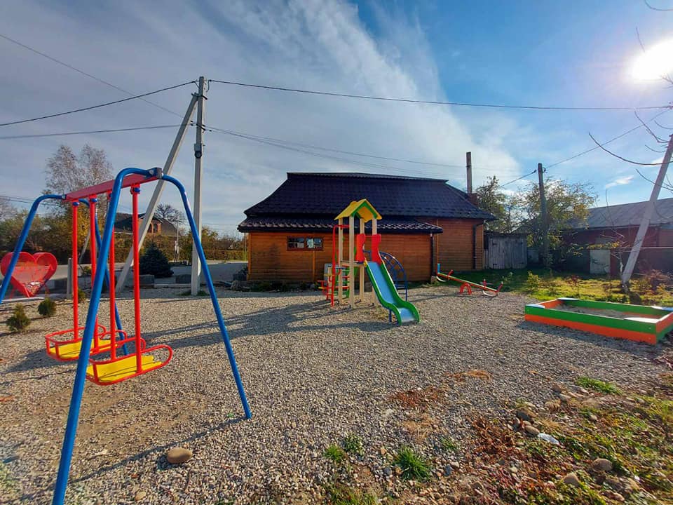 У селі Франківської громади встановили новий дитмайданчик ФОТО