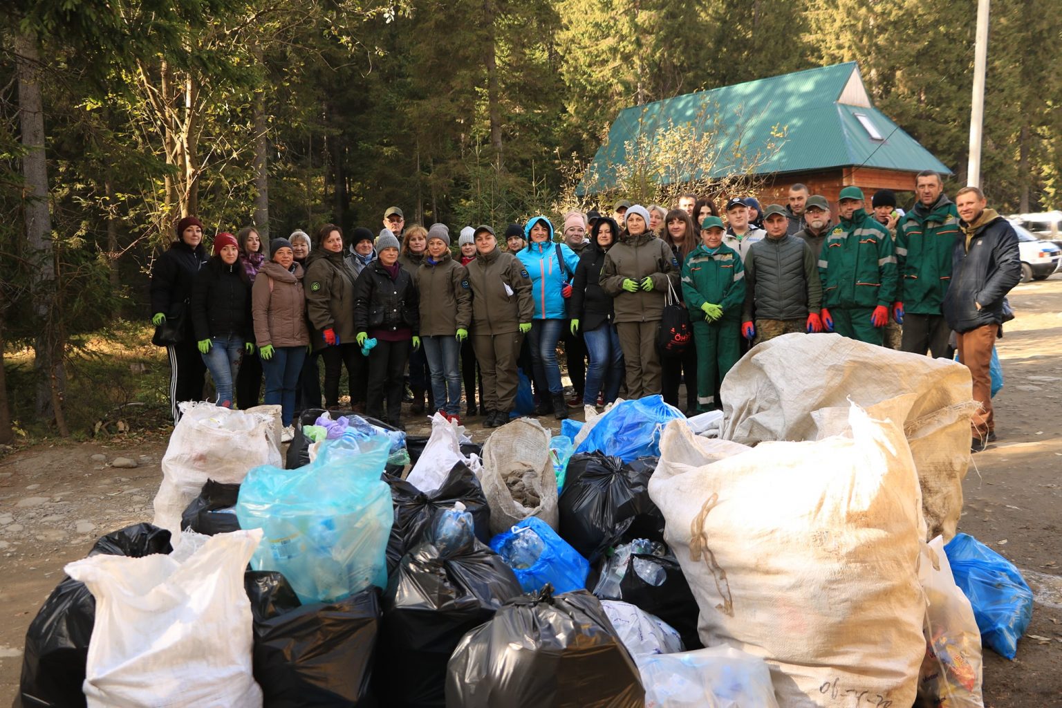 На туристичних маршрутах до Говерли та озера Несамовите влаштували толоку ФОТО