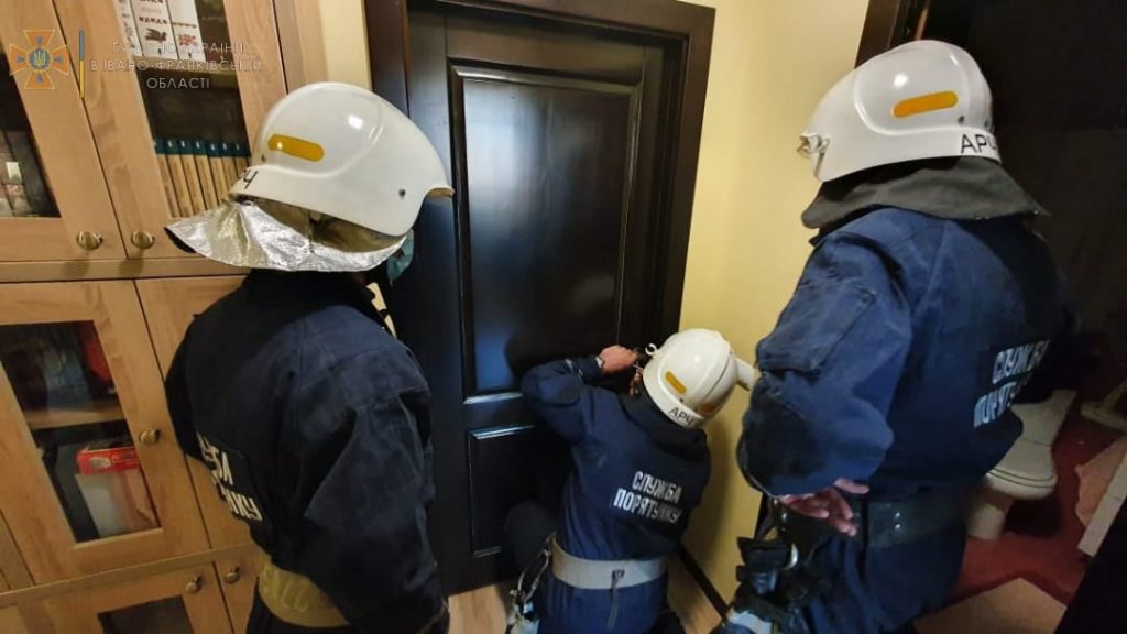 Прикарпатські рятувальники відчинили двері квартири, де був зачинений маленький хлопчик ФОТО