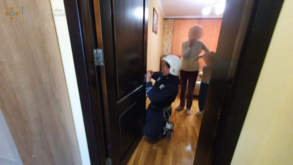 Прикарпатські рятувальники відчинили двері квартири, де був зачинений маленький хлопчик ФОТО