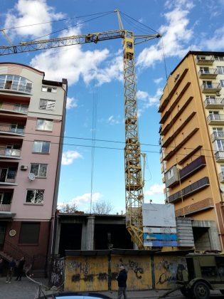 На Гаркуші триває демонтаж старого будівельного крану, але виникли труднощі ФОТО та ВІДЕО